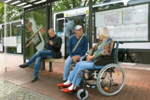 image d'un abri bus avec des personnes agés