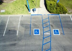 Places de parking et chemin d'accès handicap